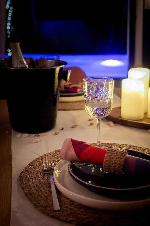 Logement romantique avec jacuzzi privé – séjour parfait pour couples