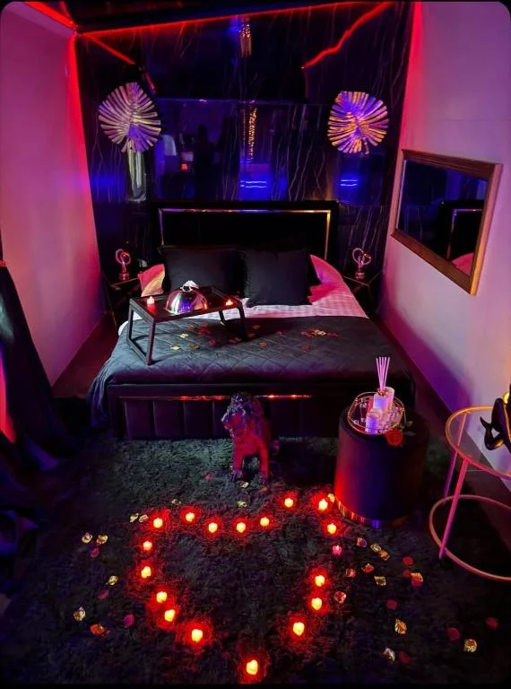 Love Room Élégante – Spa Privatif et Extérieur Cosy