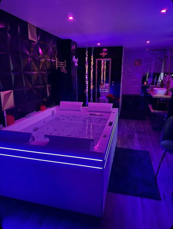 Love Room Élégante – Spa Privatif et Extérieur Cosy