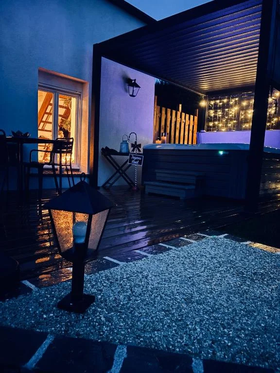 Maison polynésienne avec jacuzzi privé à Fontainebleau – PrestigeLodges