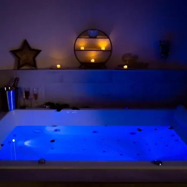 Le Mas aux Amoureux , Suite Romantique et Spa