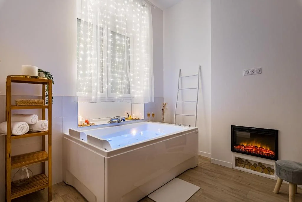 Suite Évasion Céleste à Saint-Étienne | Séjour Romantique et Détente