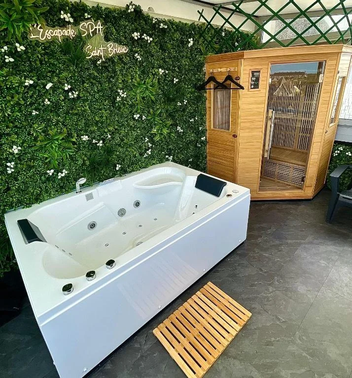 L’Escapade SPA Sauna + Jacuzzi