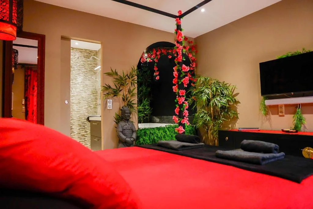 la demeure de POULPICAN Chambre SAKURA jacuzzi