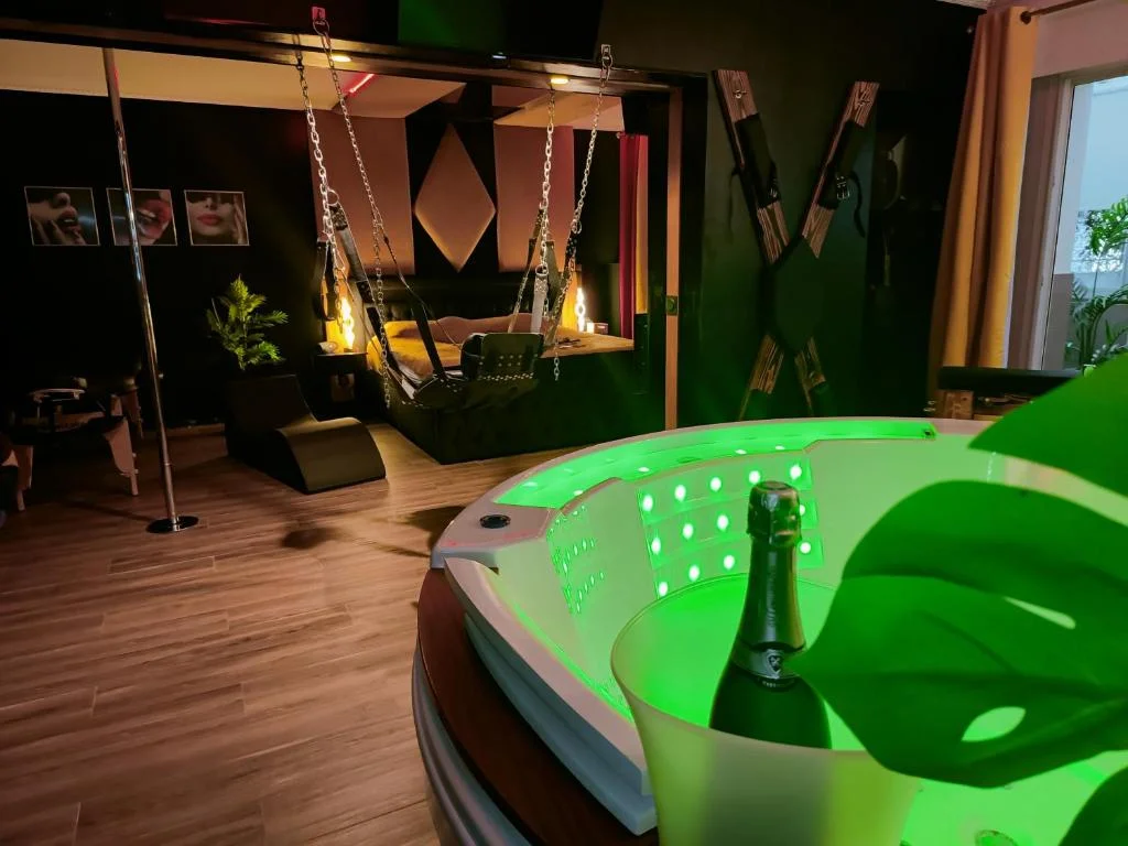 La loveroom bdsm de Nice ' la chambre luxe des désirs'