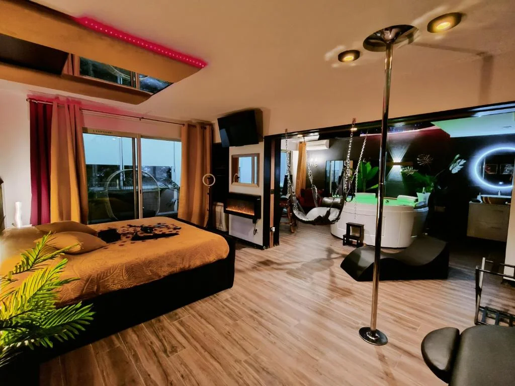 La loveroom bdsm de Nice ' la chambre luxe des désirs'