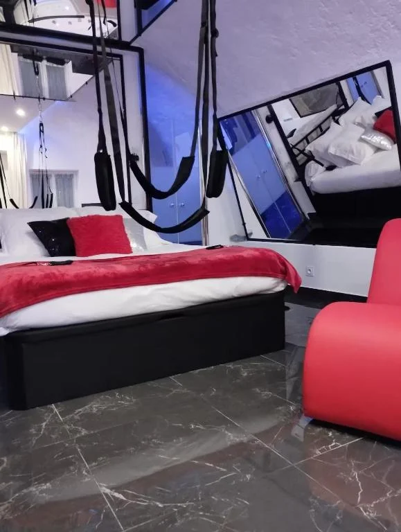 Suite Miroir – Love Room avec Jacuzzi Privatif | Séjour Romantique