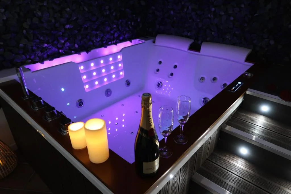 La Suite Love Room avec Grand Jacuzzi près du Port de Plaisance