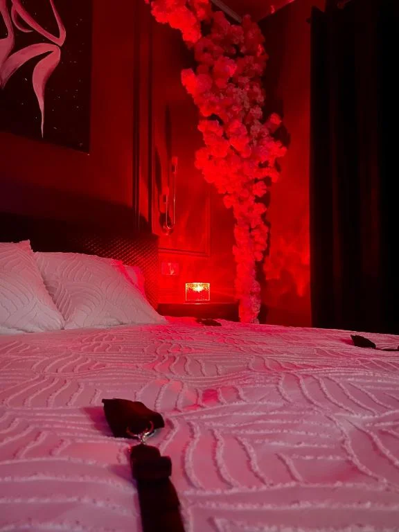 Suite romantique avec balnéo et jeux coquins – escapade sensuelle — photo 2