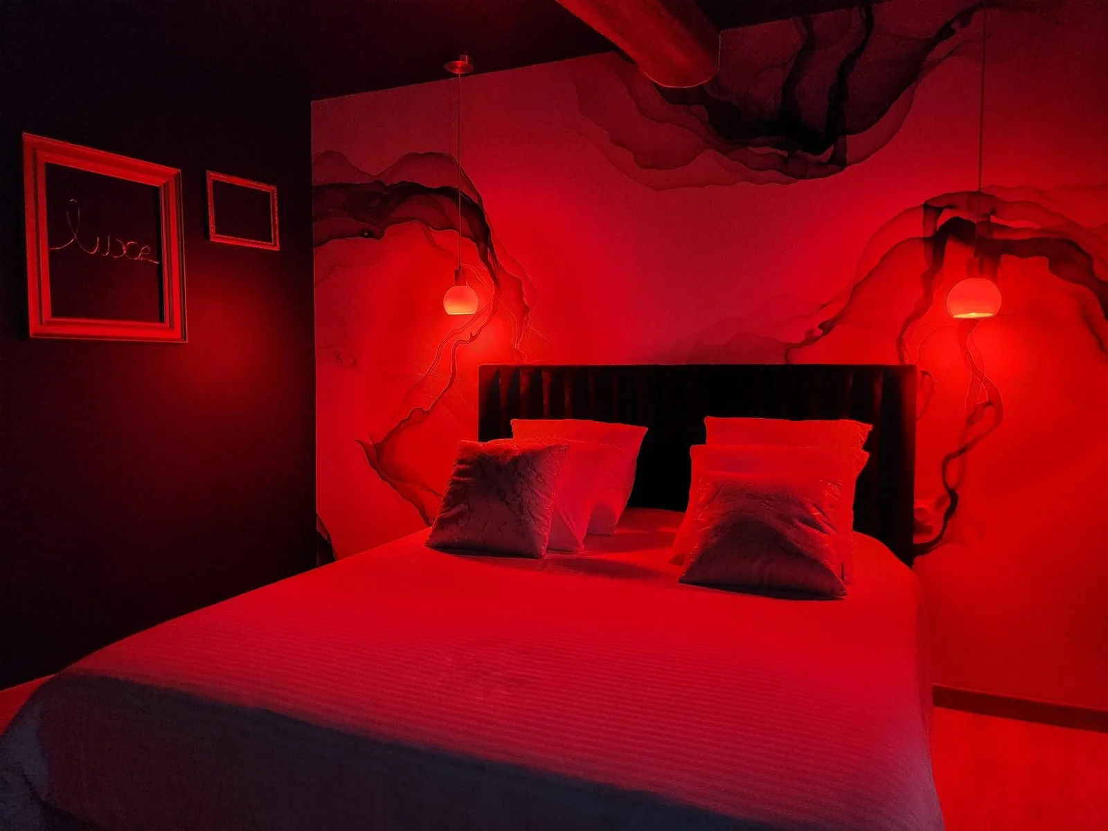 La Volupté - Loveroom - Luxe avec Jacuzzi et Sauna à Doué la Fontaine