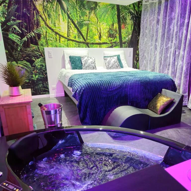 Loveroom avec Jacuzzi TIJUGO à Clermont-Ferrand