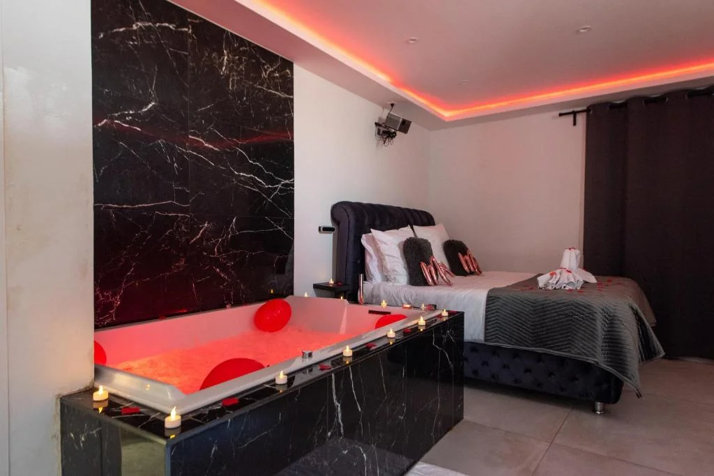 L'escapade - Jacuzzi & Sauna privés By SweetDreams