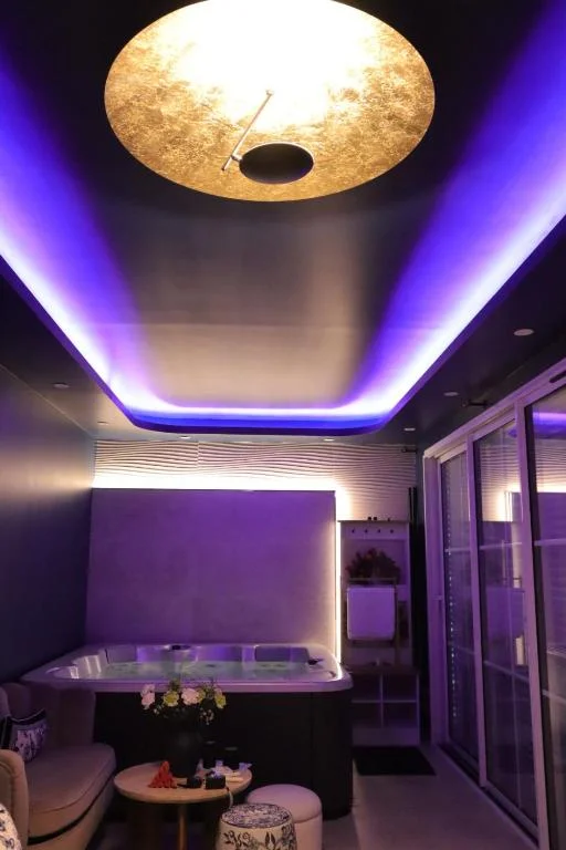 Suite Jacuzzi Privatif Li Li et Rose – Hébergement Romantique et Détente