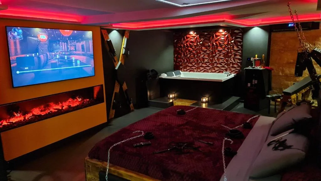 LOVEROOM 'Des Chaines Les Passions'