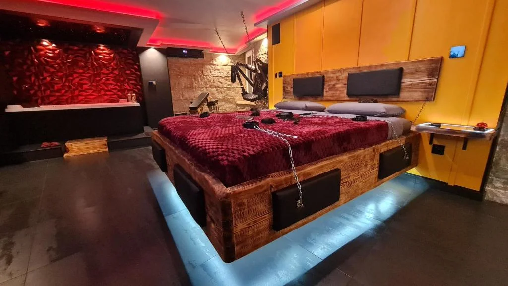 LOVEROOM 'Des Chaines Les Passions'