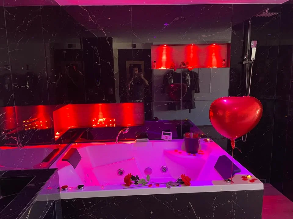 SPICY LOVE ROOM-jacuzzi sous un sublime ciel étoilés
