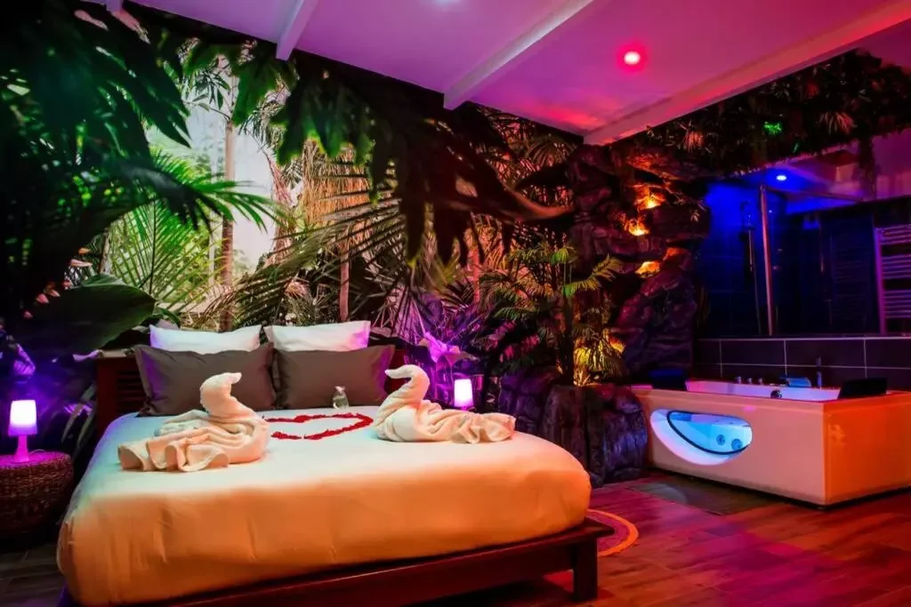 SECRET SUITE 'Jungle' - Jacuzzi privatif — photo 2
