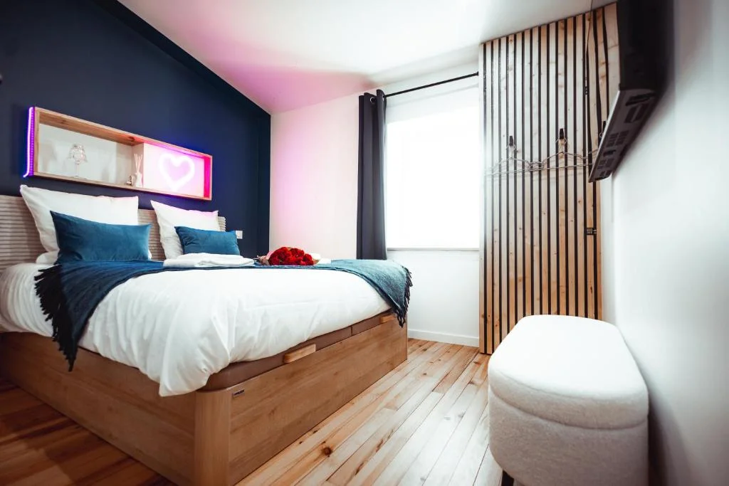 French Kiss – Love Room by PRIM0 C0NCIERGERIE — photo 2