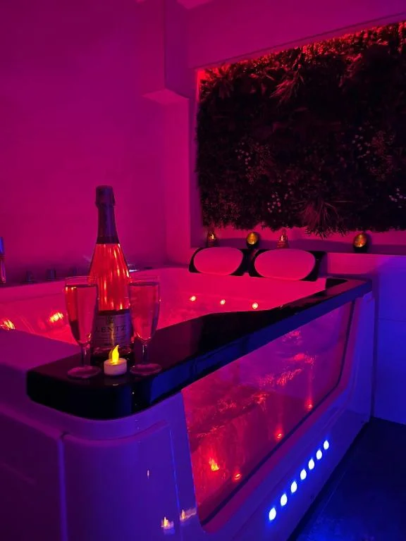 Love room: Aux plaisirs des sens jacuzzi privé — photo 2