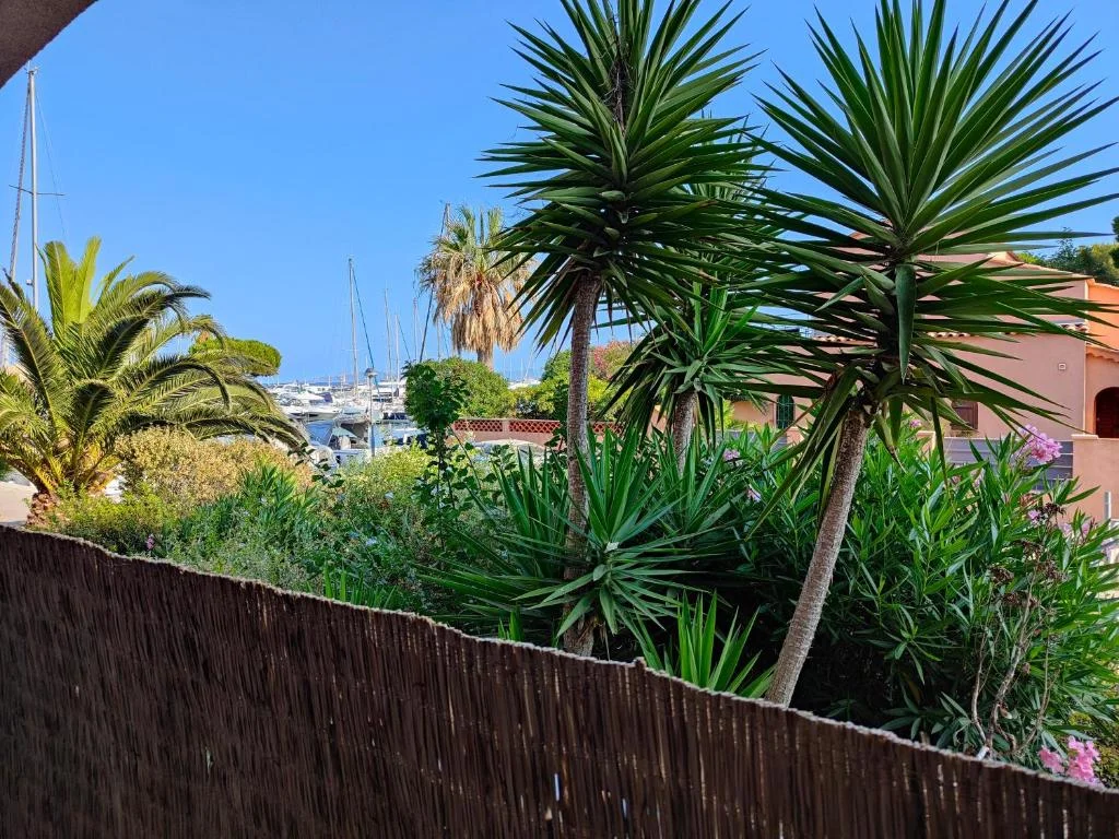 Suites JM - Le temps d'une Escale (Jacuzzi & Vue Mer) — photo 2
