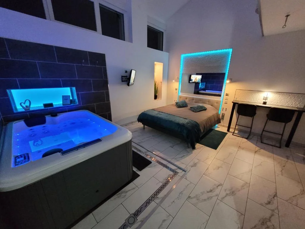 Chambre avec jacuzzi dans hangar insolite