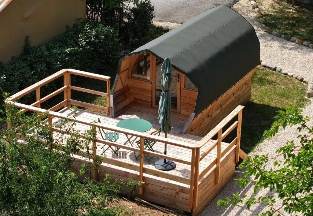 Camping de l'Arche : Roulotte géodésique au cœur de Lanas