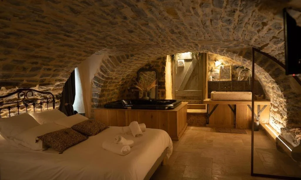 Hébergement insolite avec jacuzzi privatif Millau — photo 2