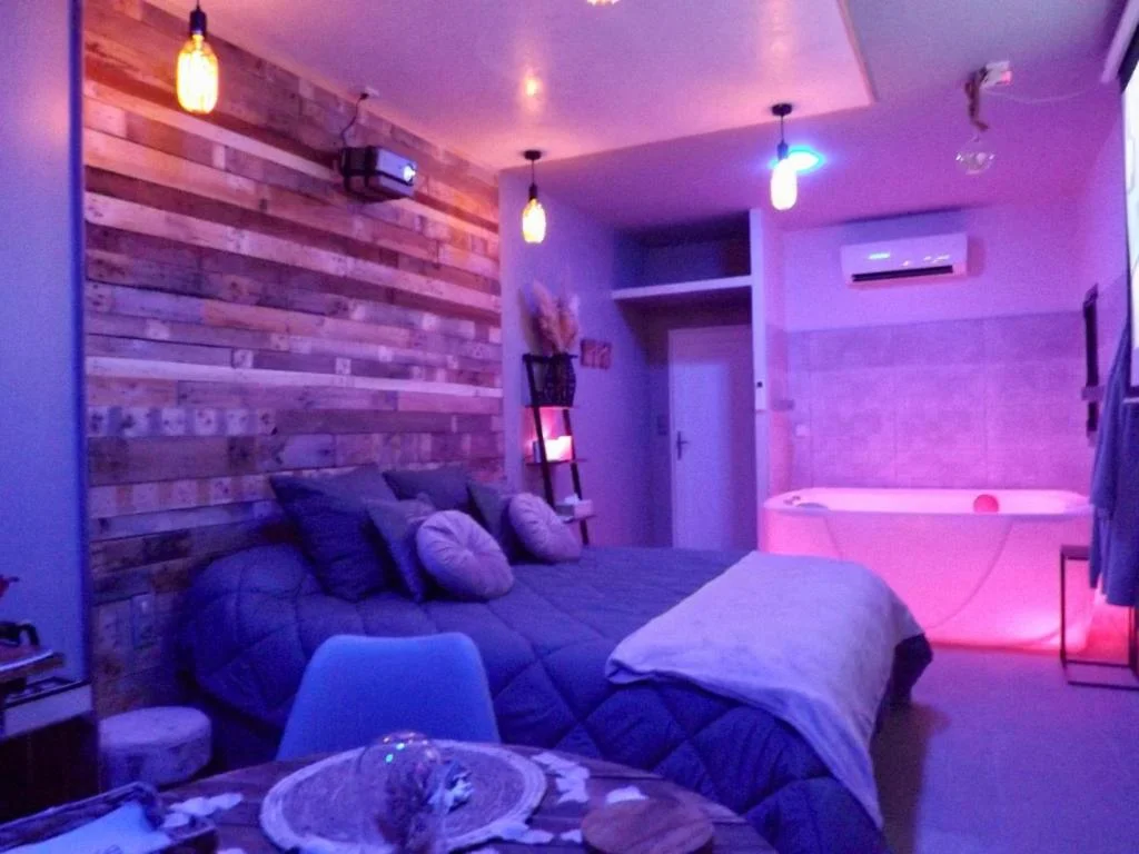 La Suite Côté Pool-House Piscine, Sauna & Jacuzzi privatifs