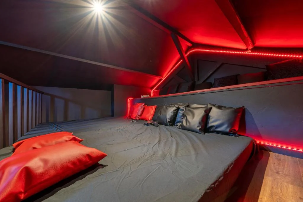 Love Room chez Luxuria – Hébergement Romantique à Avignon