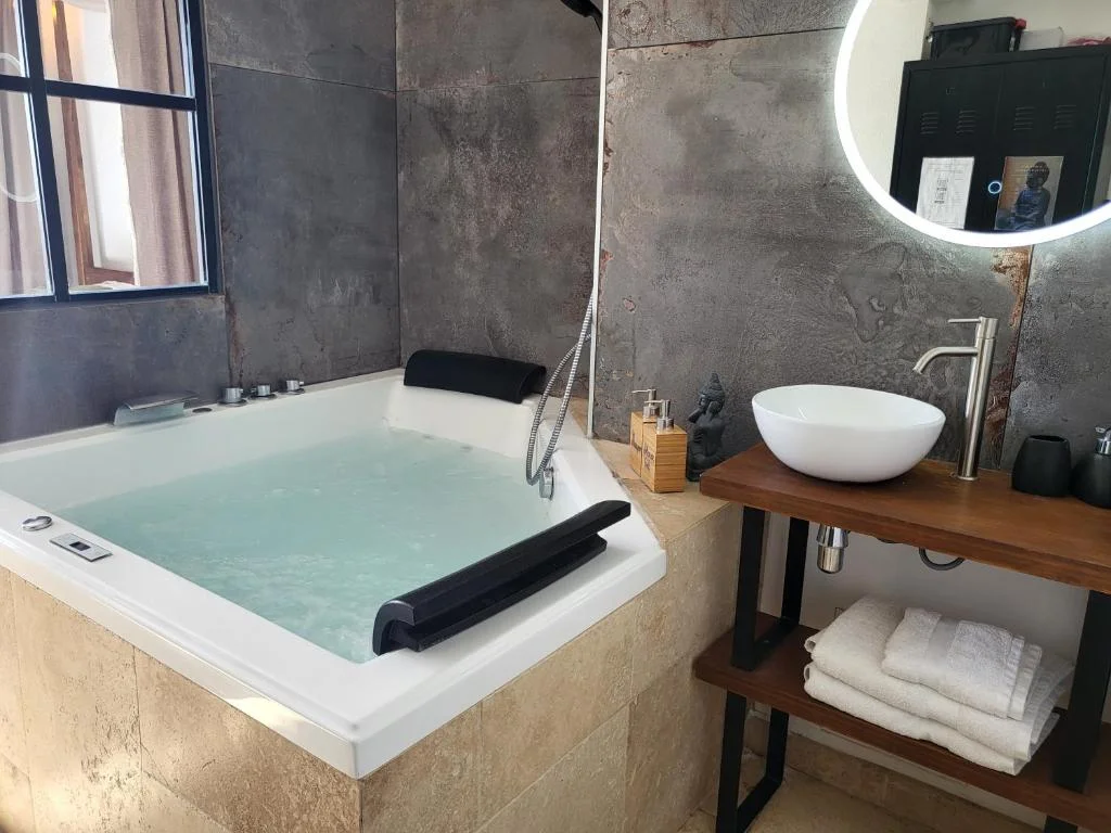 The Love Room Bandol' Jacuzzi & Vue Mer
