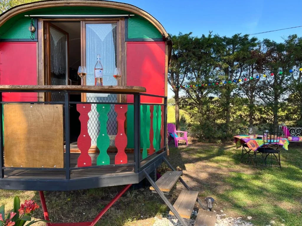 Roulotte de Romie : Séjour insolite en Camargue près d'Aigues-Mortes — photo 2