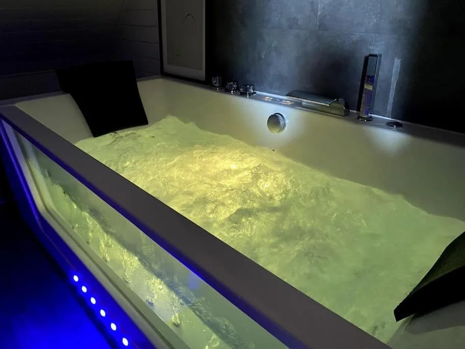 LOVE ROOM - Balnéo - Billard - Massage