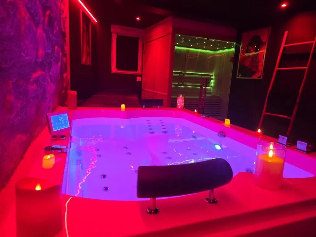 La Cachette Secrète – Maison romantique à Caen avec Balnéo et Sauna privatif, Normandie