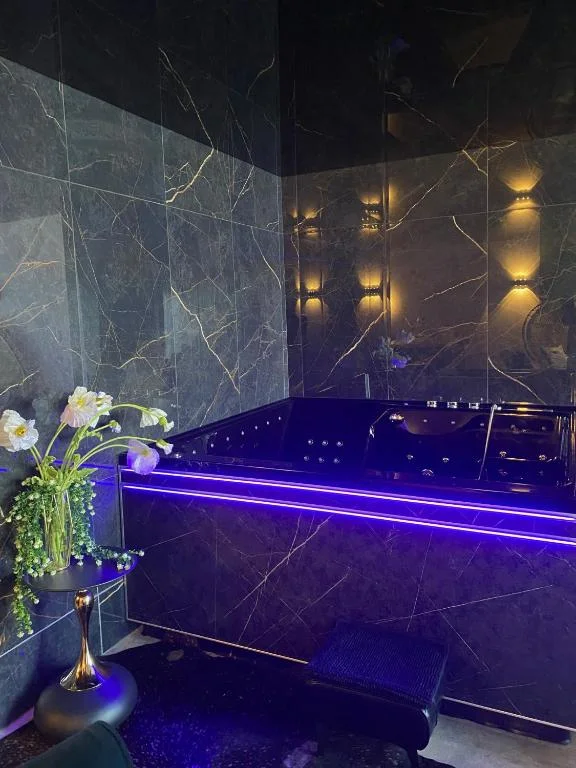 La Ronde des Bois - Séjour Romantique et Bien-Être avec Jacuzzi Privatif, Piscine et Patio