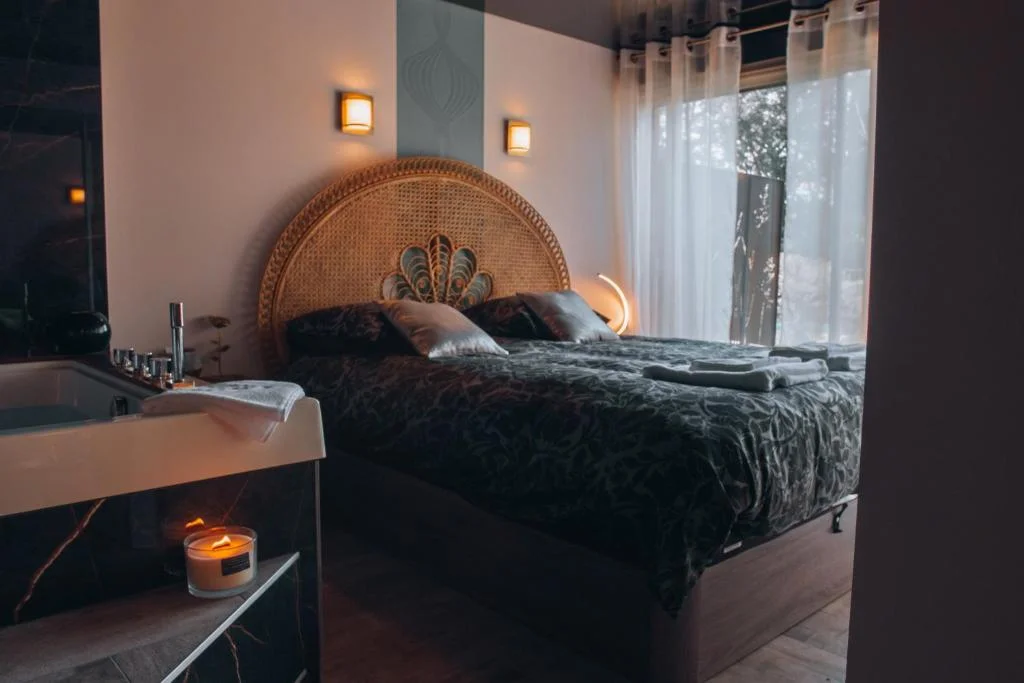 La Ronde des Bois - Séjour Romantique et Bien-Être avec Jacuzzi Privatif, Piscine et Patio