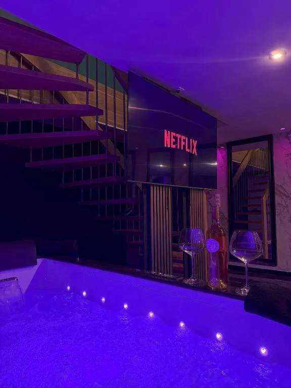 Suite Genève Gaillard – Jacuzzi Privé et Séjour Luxe