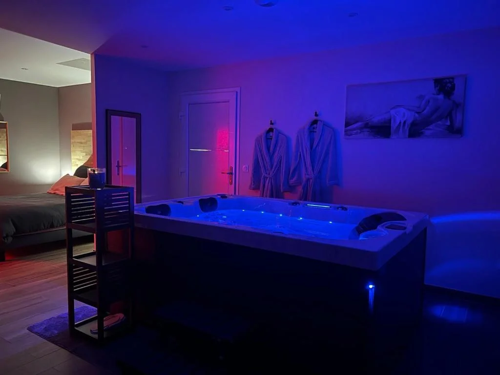 LA VALENTINE Love room GITES DES 3 LAVOIRS — photo 2