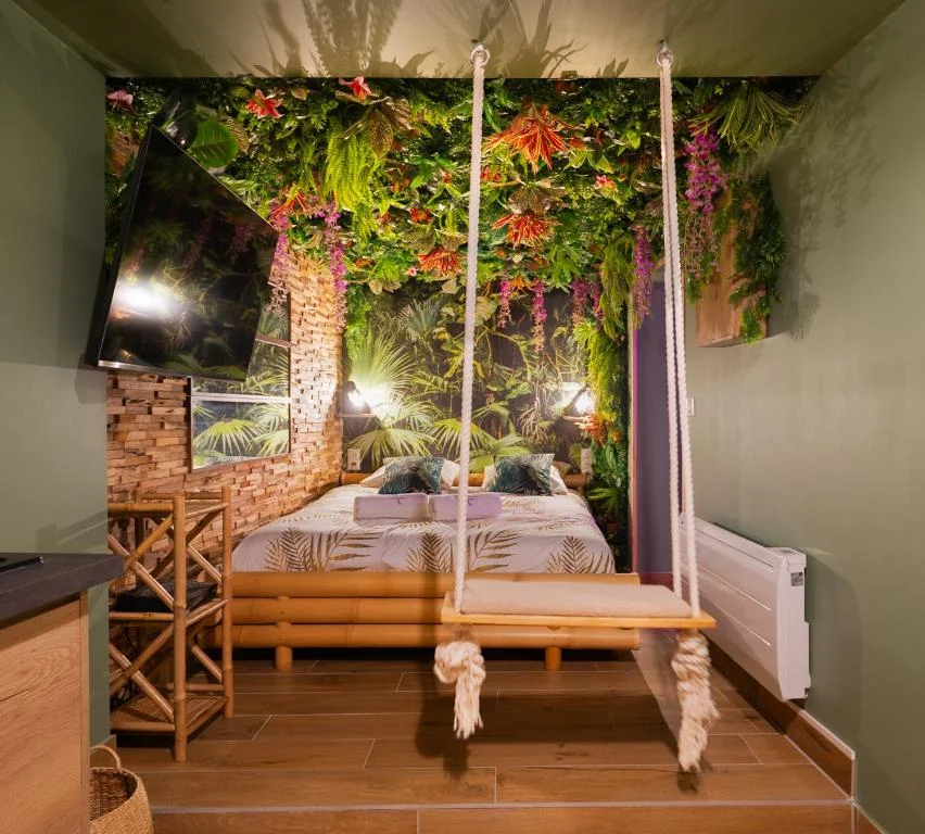 Suite Jungle: Amour et Détente – Escapade Romantique — photo 2