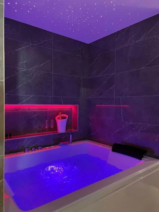 Loving room cocooning avec jacuzzi « la terre »