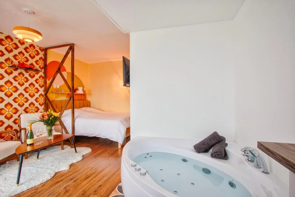 Suite année 70 - Jacuzzi privé - Caen
