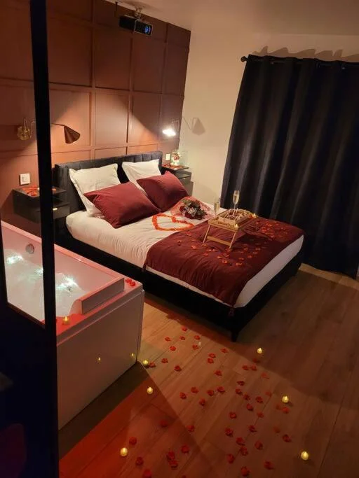 Nuit d'évasion love room avec baignoire balnéothérapie