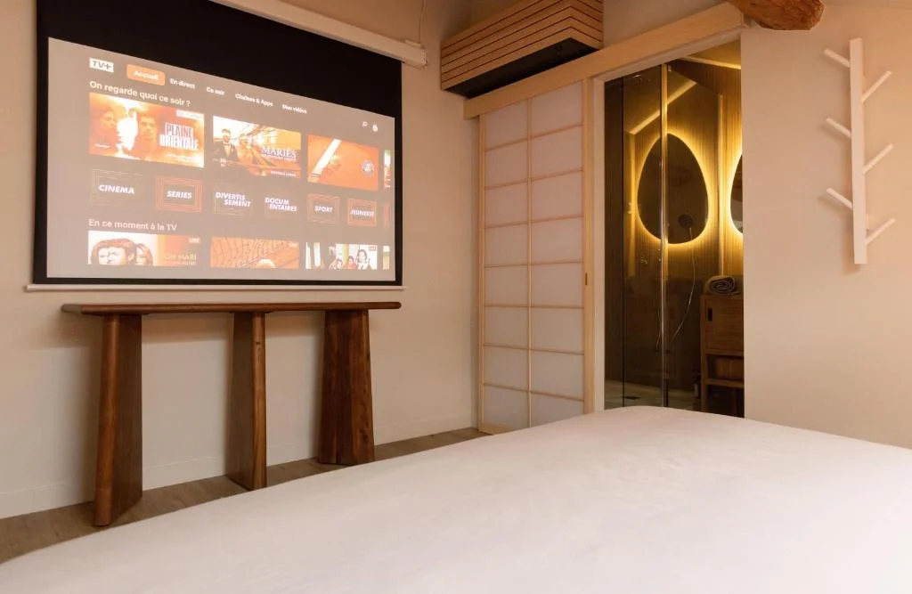 CEVA Suite Sakura – Jacuzzi et Cinéma au Centre-Ville — photo 2