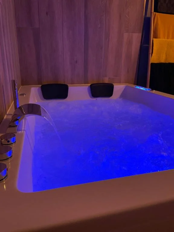 Studio Love Room avec Jacuzzi – Hébergement romantique et jacuzzi privé