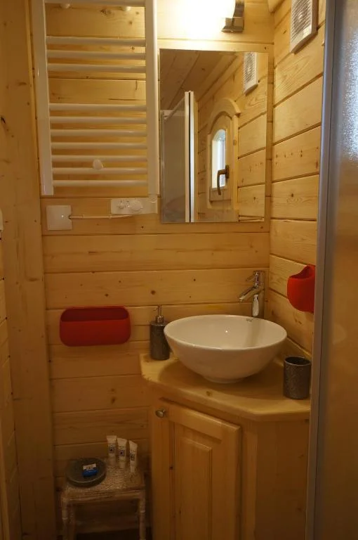 Séjour au Pont Rouge Roulotte avec piscine et jacuzzi — photo 2