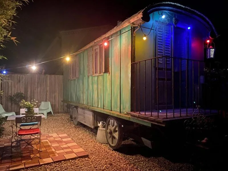 Roulotte à la campagne près de Nîmes — photo 2