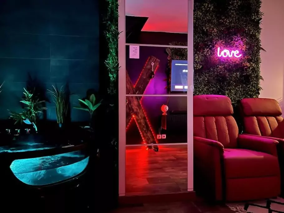 Red love room — photo 2