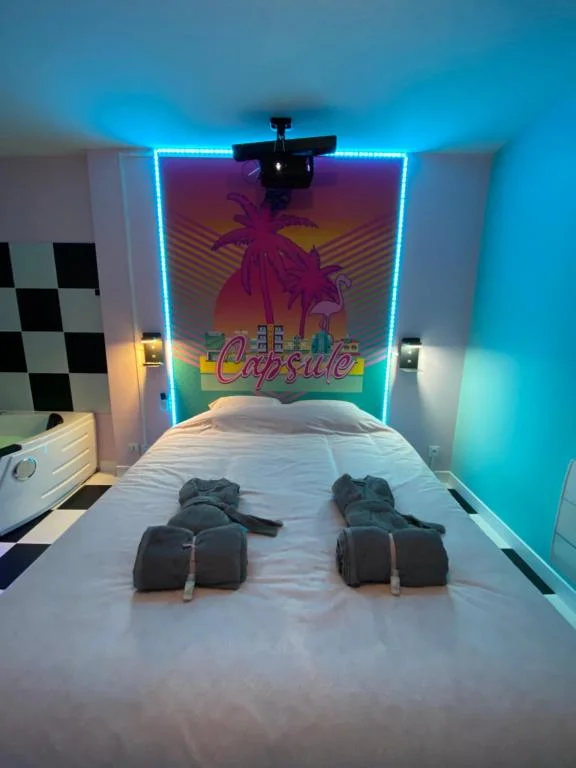 Capsule Miami Vice - Jacuzzi - Billard - Ecran cinéma & Netflix — photo 2