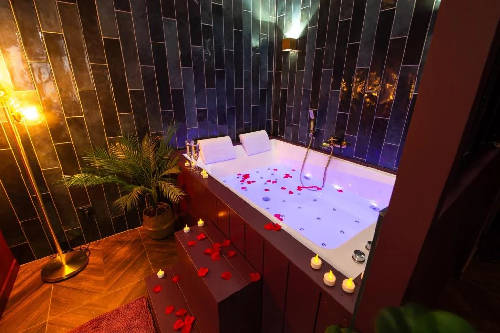 Suite jacuzzi, chic et romantique