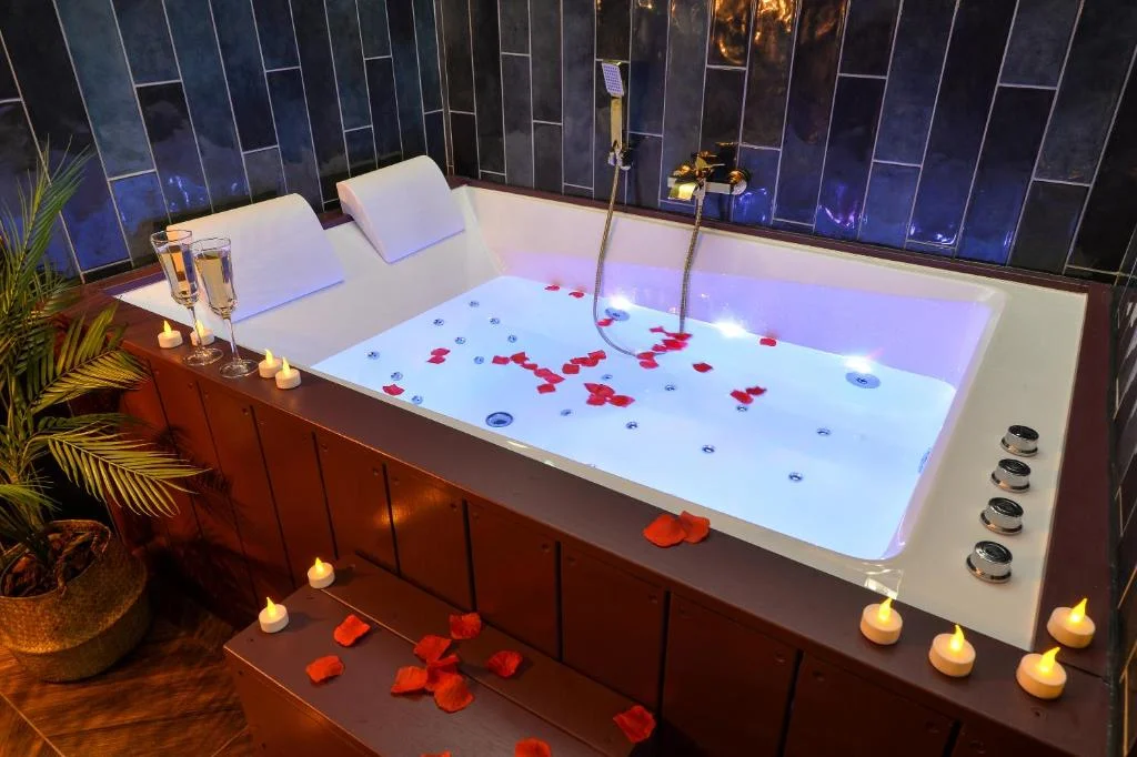 Suite jacuzzi, chic et romantique — photo 2