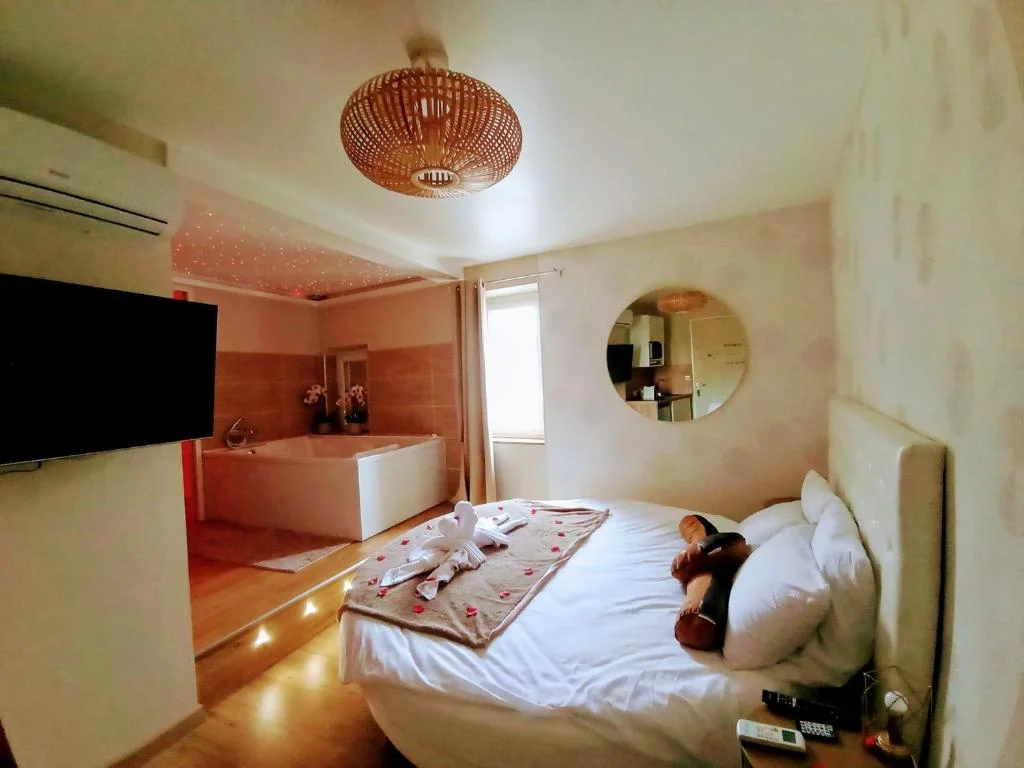 Studio Love Spa Baignoire XXL Port Vieux La Ciotat — photo 2